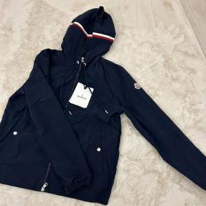 Navy blue moncler vindjacka i storlek M