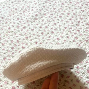 Vit basker - Såå söt helt oanvänd basker i vit / beige färg och texturerat tyg. Normal i storlek och med litet klassiskt fransk band inuti som man kan spänna in den med för mindre passform💗💗