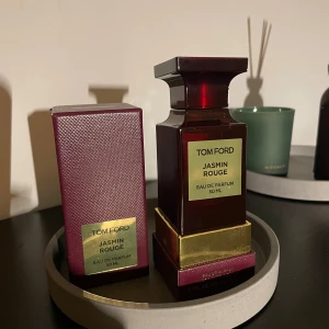 Tom Ford Jasmine Rouge - Säljer min tom ford jasmine rouge! Endast sprutad 5 gånger. Original förpackning medföljer. Flaskan är 50ml Hör av er vid frågor!