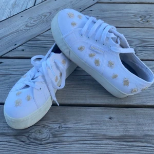 Skor - Super coola skor med guldetaljer. Inga defekter men tecken på andvänding☺️💕