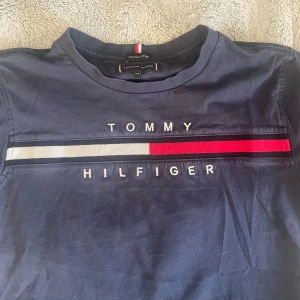 Tommy hilfinger t-shirt  - Hej  Säljer min Tommy hilfinger tröja då jag har växt ut den. Den är nästan aldrig använd. Skick 8/10. Kan även passa dom som har xs, Och mitt pris är 80kr  men priset kan diskuteras, vid snabb affär. 