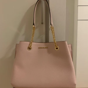 Michael Kors väska - 🤍
