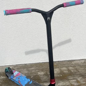 Ethic Sparkcykel - Ethic Kickbike med customized hjul, griptejp och handtag.  Nypris: 2300kr  Haft den i 2 år men kört med den ganska lite. Lite rostig det är därför jag säljer den för bara 1150kr.