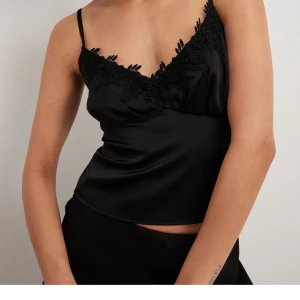 Spetstopp - Köpt från Nakd för 399 kr Toppen är i utmärkt skick. Har används kanske 1 gång Passar S-M