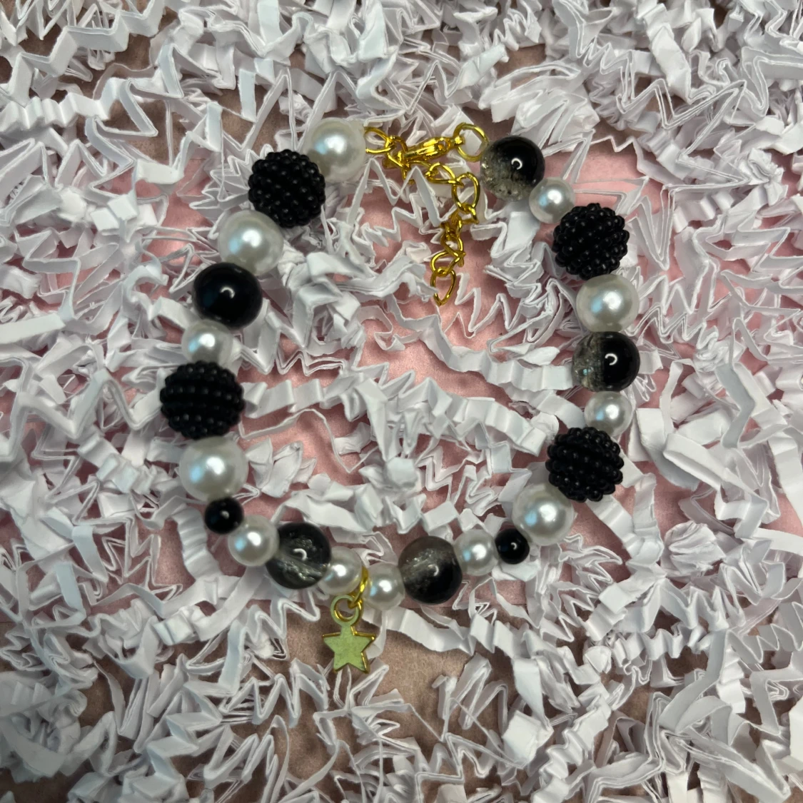 Svart och vitt armband med berlock  - 1