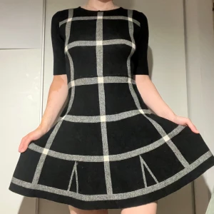 Stickad klänning - Klänning i skater stil. Stickad varmt men den är stretchig. Köpt på 2nd hand butik och har använt ett fåtal gånger. Ser ut som nyskick 💕 Pris kan diskuteras ✉️