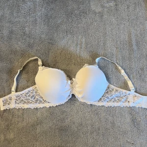 Super fin spets bh💕 - Gullig bh med rosett och glitter. Bh-n är knappt använd men i bra skick. Säljer vidare då den är för stor💕