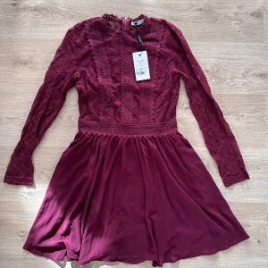 Vinröd klänning NAKD - Helt ny med lappen kvar