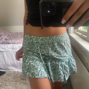 Kjol  - Blommig kjol från zara storlek S. Har underskorts i
