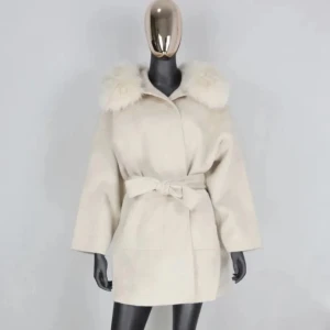 Kappa med Päls - Beige kappa med päls  Använd endast ett fåtal gånger Även skräddarsydd för att passa formen bättre, därav tillsydda fickor för bandet (: Köpt för 1800 Kan både posta och mötas i Göteborg/Stockholm