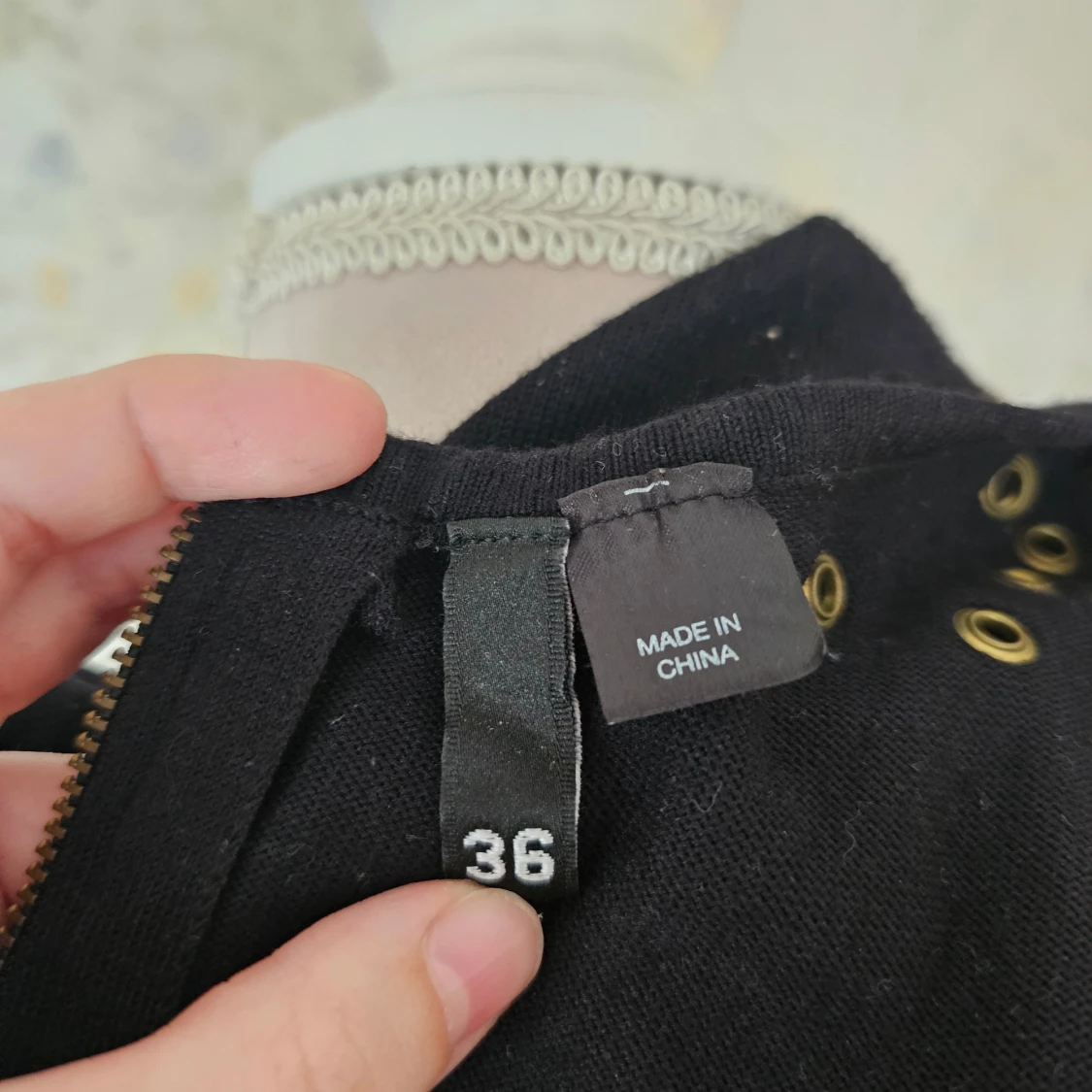 Svart klänning med nitar - 91