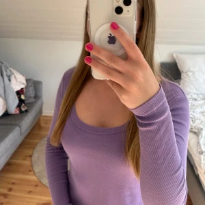 Långärmad tröja - Fin, ribbad, lila, långärmad tröja. Passar till de mesta. Tröjan är urringad. Super fint skick och inga slitage🤩 Skriv vid intresse/frågor🫶