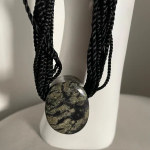 Halsband med natur sten - Halsband med fin natur sten Skick: knappt använt, jättebra skick Mått: 4x3x2 cm Djurfritt och rökfritt hem Kan skickas mot fraktkostnad Kan mötes upp i Mölnlycke