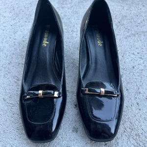 Klackskor - Svart lackade klackskor i storlek 39 oanvända! Mindre klack