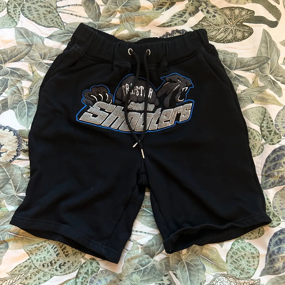 Hej, jag säljer nu dessa Trapstar shooters shorts som är perfekta för sommaren då jag inte använde dem längre, pris kan sänkas vid snabb affär👍. Shorts.