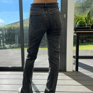 Jeans med slits - Storlek: 34, jag är 173 cm Mid/lowwaist Innerbenslängd: 81cm Tveka inte att skriva vid frågor/funderingar❤️ Prissänkning vid snabbt köp☺️