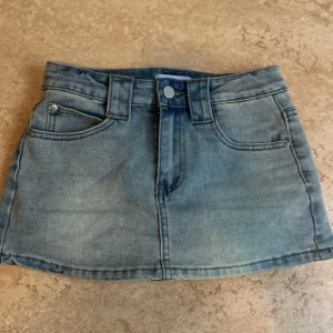Jeans kjol - Säljer denna jeans kjolen, det är shorts under.