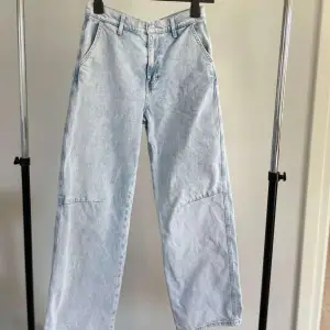 Super snygga wide leg jeans i ljusblå färg och super ny skick. Endast använda ett fåtal gånger. Ordinariepris 600kr.