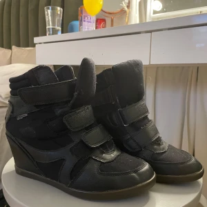 Isabel marant skor  - Så snygga isabel marant liknande skor. De är i storlek 38 men passar mig med 39 jättebra. Har många intresserade så lägg gärna ett prisförslag för vad du är villig att betala. Högst vinner❤️