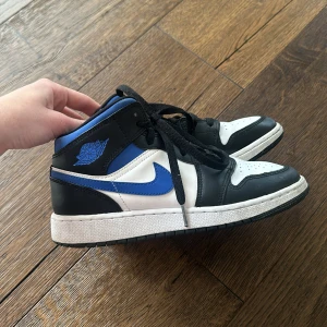 Jordans - Säljer mina skitsnygga Jordans då jag behöver rensa ut skor! Skorna är sparsamt använda! Köpte här på Plick för 1500 och då var dom knappt använda! 