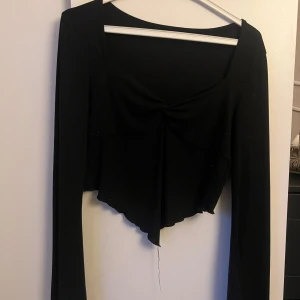 Långärmad topp - Väldigt fin rosett vid brösten 