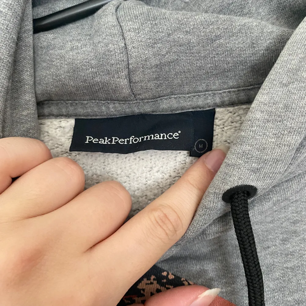 Supersnygg peak performance hoodie. Har en liten gul fläck högt upp på ryggen och en liten rosa fläck på luvan men inget man tänker på. Hoodies.