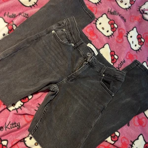 oanvända jeans 💗💗 - helt oanvända bootcut zara jeans , stl 152💗  de är ganska low Rise, och sitter jätte fint!   köpte för 450kr, skriv för fler bilder 💗💗