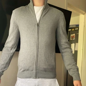 Grå zip - Riktigt snygg grå zip från pier one || jätte bra skick inga hål eller nått || modellen är 182 väger ish 70 o den är lite liten || nypris är mellan 600-700 || den är stickad i bomull, as skön || frågor?