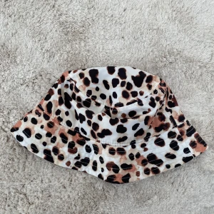 Leopardmönstrad solhatt - Sparsamt använd 