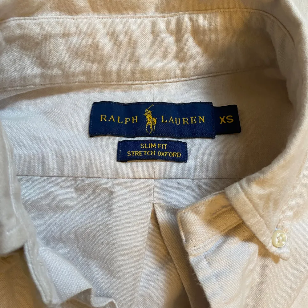 Schyst Ralph Lauren skjorta | Slim fit , stretch Oxford | Storlek XS | Modellen är 177cm lång och väger 63kg | En liten defekt som inte syns tydligt, fick själv syn på den idag. Därav priset | Nypris 1600kr, vårat 399kr | Hör av er vid fundering 💭 . Skjortor.