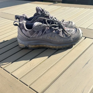 Säljer mina Air Max 98 kylian Mbappe - Säljer mina kylian mbappe skor. Det är lite slitningar längst fram på skon det är väl använda. Det är i storlek 41. Inget tillkommer förutom skorna.
