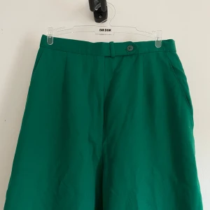 gröna kostymbyxor - Gröna kostymbyxor i lite varmare tyg. Osäker på storlek, men skulle säga ca Medium?