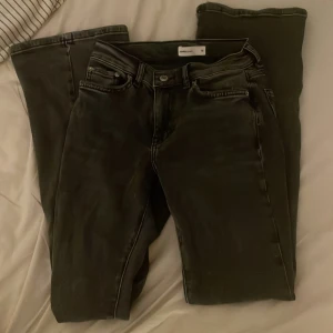 Jeans  - Jeans från Gina Tricot. Storlek 32. Jättefint skick och säljs pga att dom är för små. Direkt pris är 380❤️ hör av er om ni är intresserade❤️