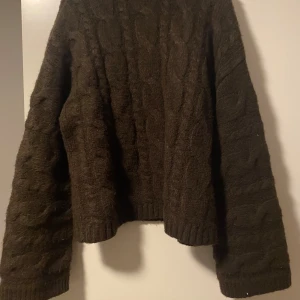 Brun stickad tröja  - En brun stickad tröja i väldigt bra skick, använt 2 gånger. Den är väldigt tjock och varm att ha på sig (speciellt till vintern), köpt för 300kr och säljer för 150kr. ( frakt står ni själva för) 