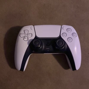 Ps5 kontroll - Fungerande kontroll, det går att spela på den. Ps5 kontroll som jag då inte längre använder.