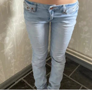 Lowrise jeans - Jätte fina jeans i bra skick i storlek W27. Midjemåttet är 37cm och hela längden på jeansen är 92cm. 