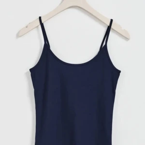 Mörkblått linne från Gina tricot - Säljer mitt jätte fina mörkblåa linne, som jag har använt 1 gång den är jätte fin och inga fläckar, helt ny💙