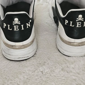 Philipp Plein skor Vita - Knapt anväda.  Inköpspris 5000kr