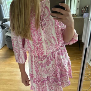 Rosa Zara klänning - Jätte fin zara klänning i rosa och vit😍 Endast använd ett fåtal gånger, super bra skick!