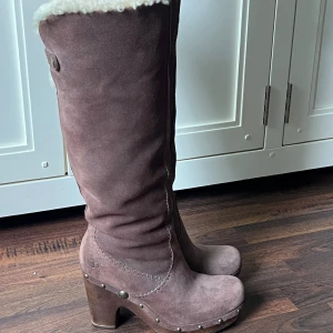 högklackade ugg’s - ett par tvär snygga högklackade ugg’s, mammas gamla som hon köpte i NYC under tidigt 2000-talet. inga synliga defekter, dem är överlag i ett bra skick. kom med bud🙌