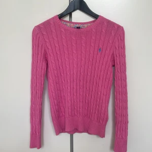 Kabelstickad Bomullströja 🩷 - Jag säljer en jättefin stickad tröja från Ralph Lauren! Den är från barnavdelningen 12-14 år men passar mig som är xs 💞💞nypris: 1495 kr mitt pris: 499 kr