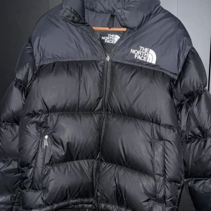 North Face jacka - 1996 retro north face jacka knappt använd i bra skick, storlek S                         Nypris för en sån hör jacka är runt 3000 och uppåt, priset är förhandlingsbart