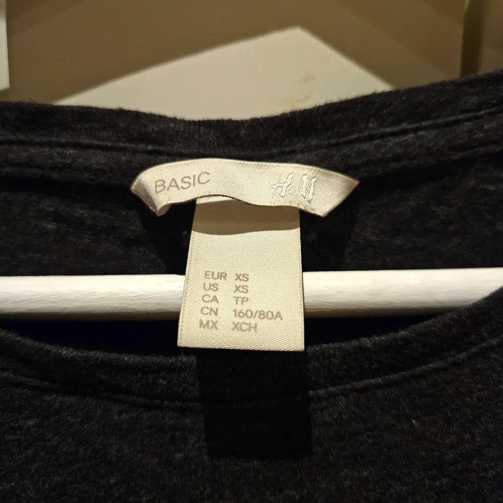 Knappt använd gråmelerad t-shirt i skönt bomullsmaterial från H&M i storlek XS. . T-paidat.