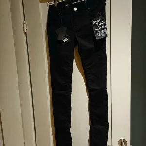 Oanvända svarta jeans XS - Helt oanvända svarta jeans från Bikbok. Midwaist, narrowleg i storlek XS. 