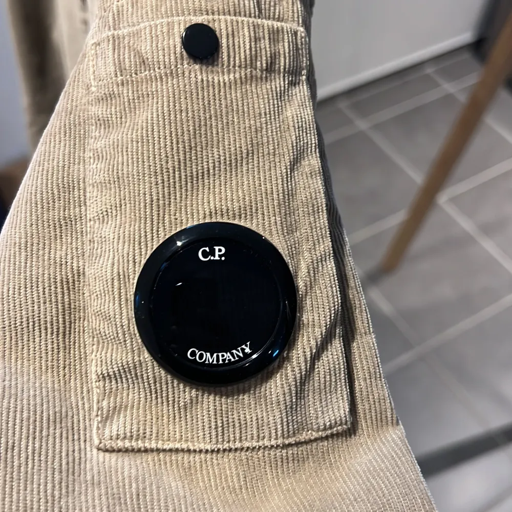 Säljer en riktigt snygg overshirt från cp company | Strl M | Väldigt fint skick nästan aldrig använd | Nypris 3199 mitt pris 1599 | . Skjortor.