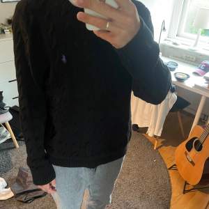 En fin och stilren Ralph lauren knit sweatshirt i fint skick!! Säljer pga brist på användning och tröjan är i storlek L. Jag är 188 och den sitter perfekt på mig😁 Pris kan diskuteras och vid övriga frågor, tveka inte att skriva privat!!