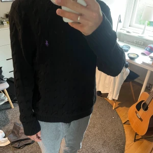 Ralph lauren stickad sweatshirt - En fin och stilren Ralph lauren knit sweatshirt i fint skick!! Säljer pga brist på användning och tröjan är i storlek L. Jag är 188 och den sitter perfekt på mig😁 Pris kan diskuteras och vid övriga frågor, tveka inte att skriva privat!!