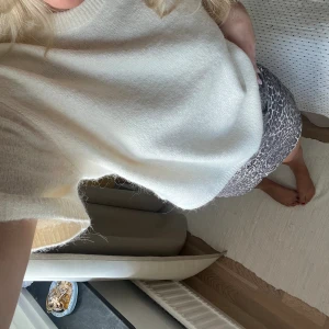 Stickad tröja - Säljer denna fina tröja från ginatricot som är slutsåld, aldrig använd med prislappen kvar🤍🤍  