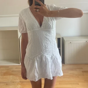 Vit klänning  - Sparsamt använd inga fläckar eller slitningar. 