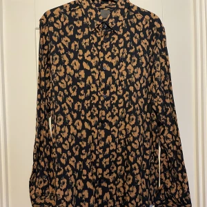 Skjorta  - Fin skjorta knappt använd. Beiga blå mönster 